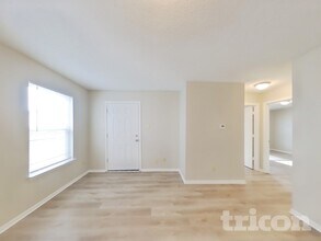 683 Florence Dr in Greenfield, IN - Foto de edificio - Building Photo