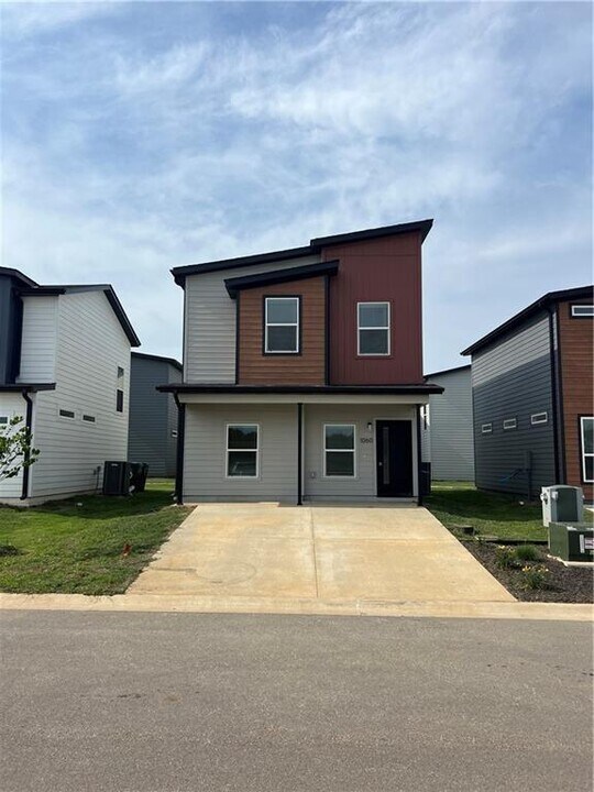 1060 Illinois Ave in Centerton, AR - Building Photo