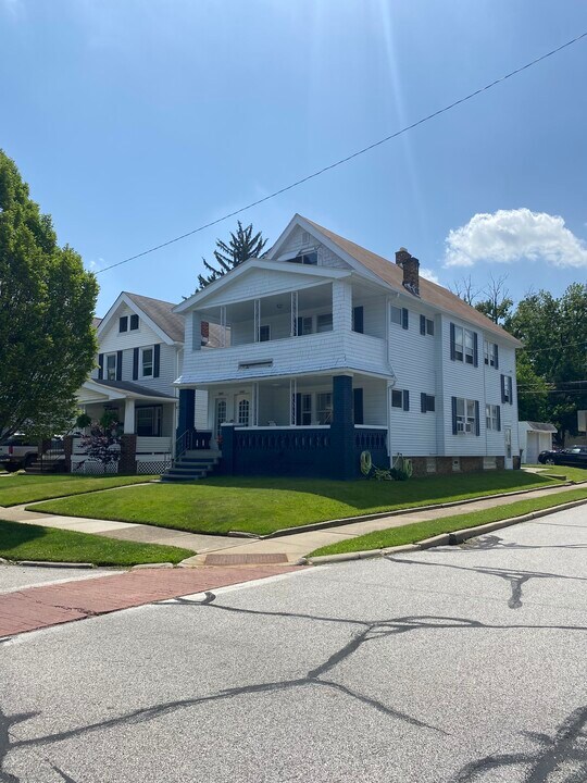 2114 Wascana Ave, Unit Upper in Lakewood, OH - Foto de edificio