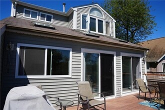 39 Lake Rd in Narragansett, RI - Building Photo - Building Photo