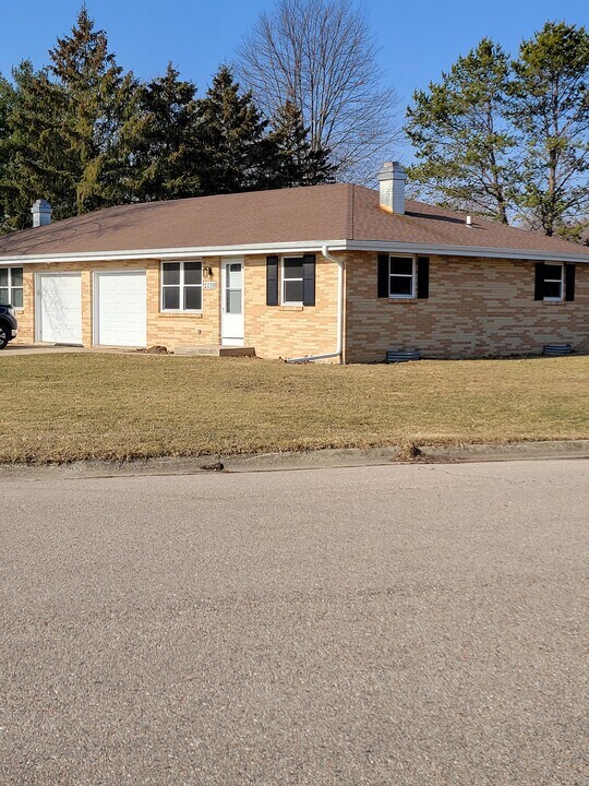 2239 N Huron Dr in Janesville, WI - Building Photo