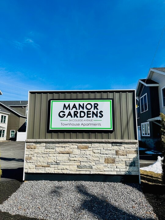 Manor Gardens in Waterville, ME - Foto de edificio