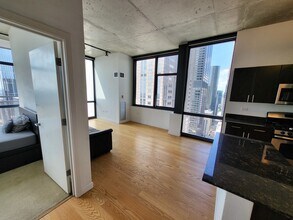 235 W Van Buren St, Unit 3614 in Chicago, IL - Building Photo - Building Photo