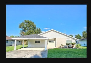 320 Bell Ave in Bridge City, TX - Building Photo