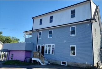670 Killingly St, Unit Third floor in Johnston, RI - Building Photo - Building Photo