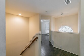 2100 Royal Oak Dr in Bedford, TX - Foto de edificio - Building Photo