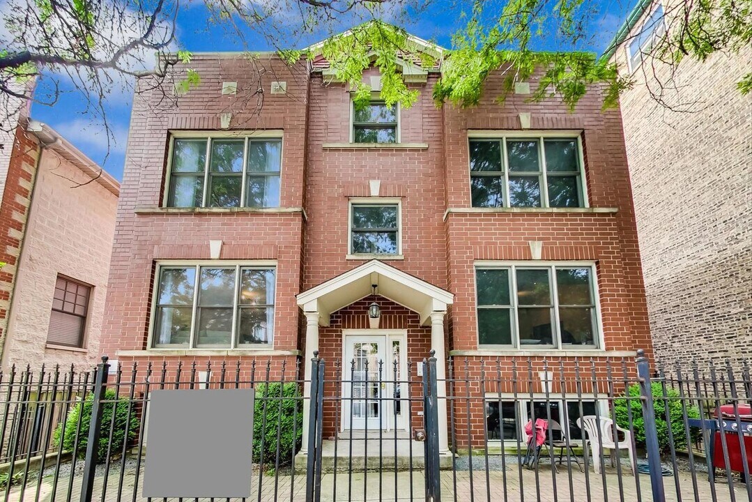 2233 W Medill Ave in Chicago, IL - Building Photo