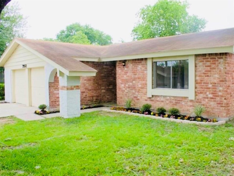 7950 Bunker Wood Ln in Houston, TX - Building Photo