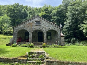 296 Middle Fork Rd in Blowing Rock, NC - Building Photo - Building Photo