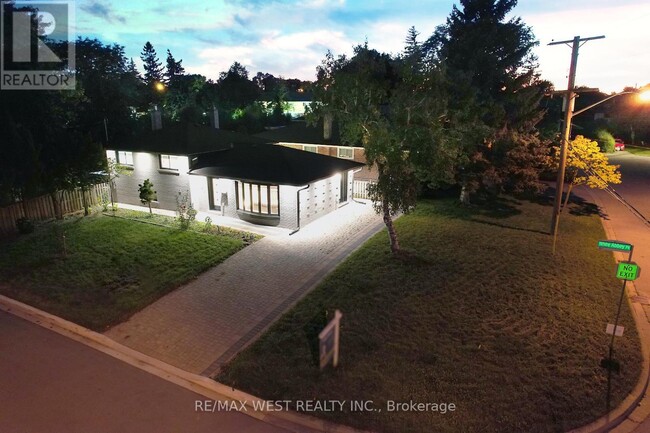 2 Clanwilliam Ct in Toronto, ON - Building Photo - Building Photo