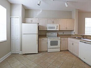 3618 Pine Oak Cir in Ft. Myers, FL - Building Photo - Building Photo