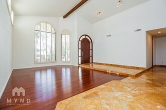 8260 E Sutton Dr in Scottsdale, AZ - Foto de edificio - Building Photo