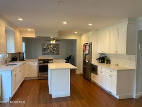 84 Forest St in West Long Branch, NJ - Foto de edificio - Building Photo
