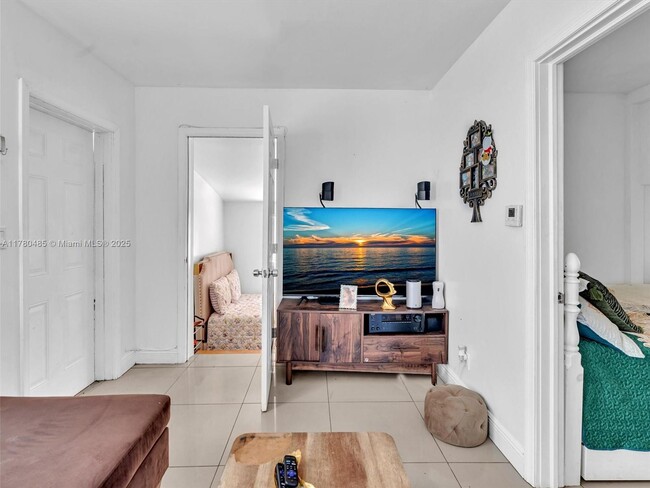 2126 Cleveland St in Hollywood, FL - Building Photo - Building Photo