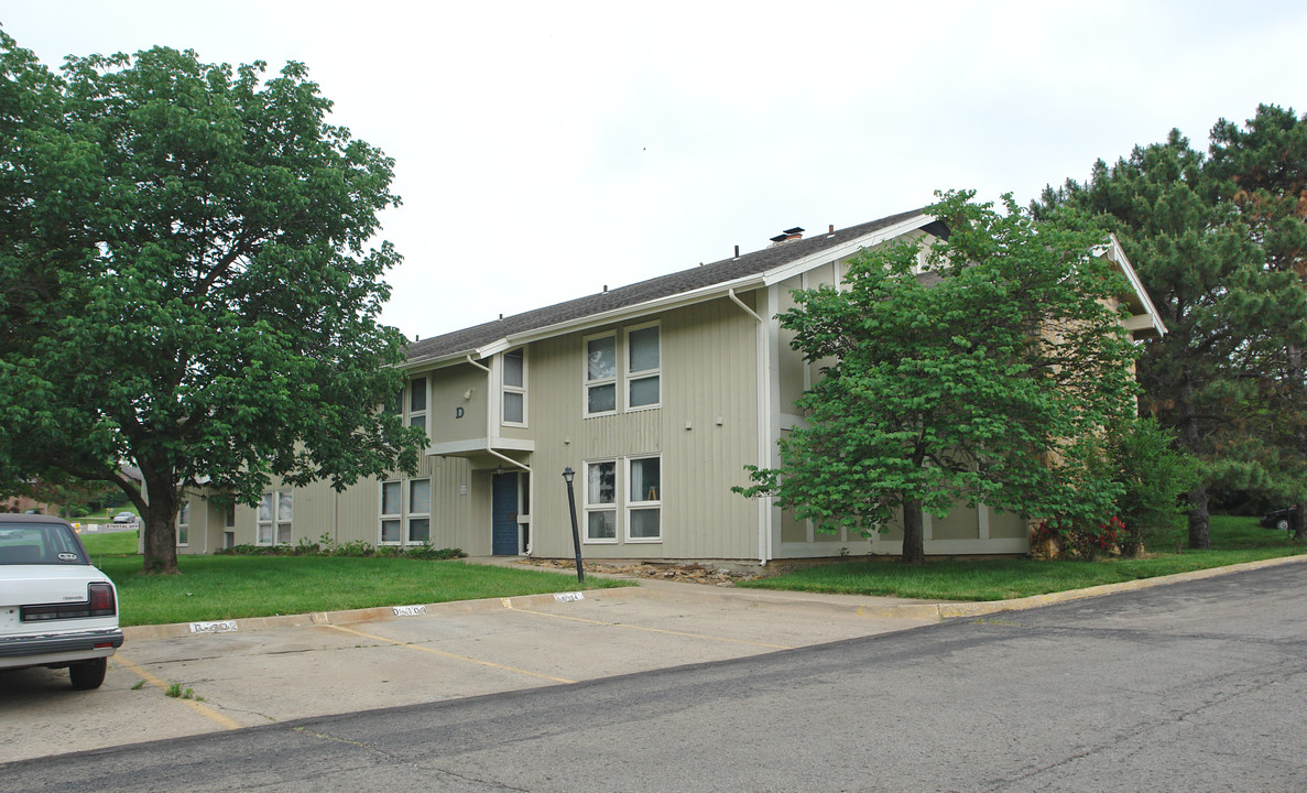 Quail Creek Apartments in Lawrence, KS - Foto de edificio