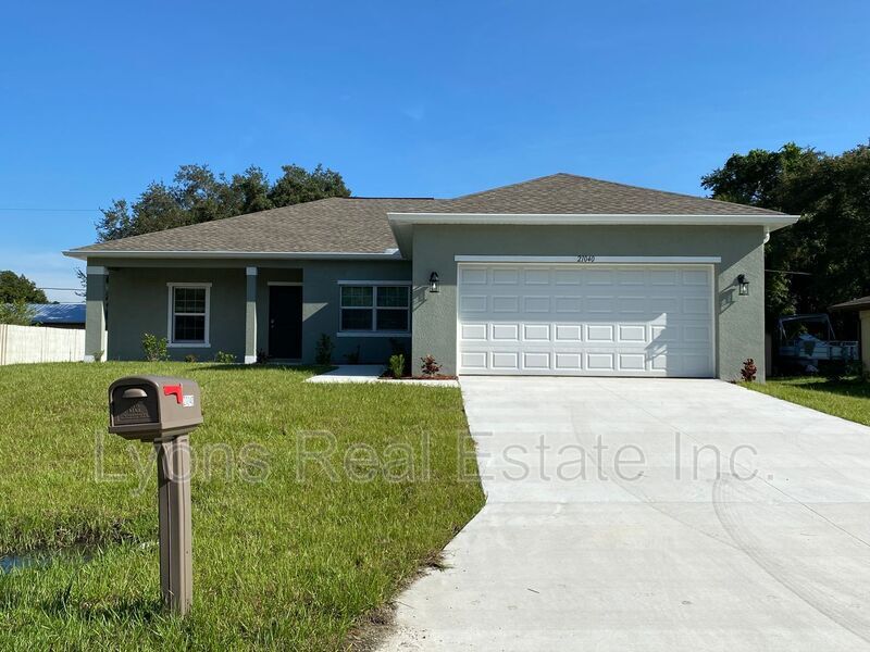 21040 Evanston Ave in Port Charlotte, FL - Foto de edificio