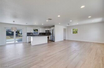 7171 Drake Dr in Ft. Myers, FL - Foto de edificio - Building Photo