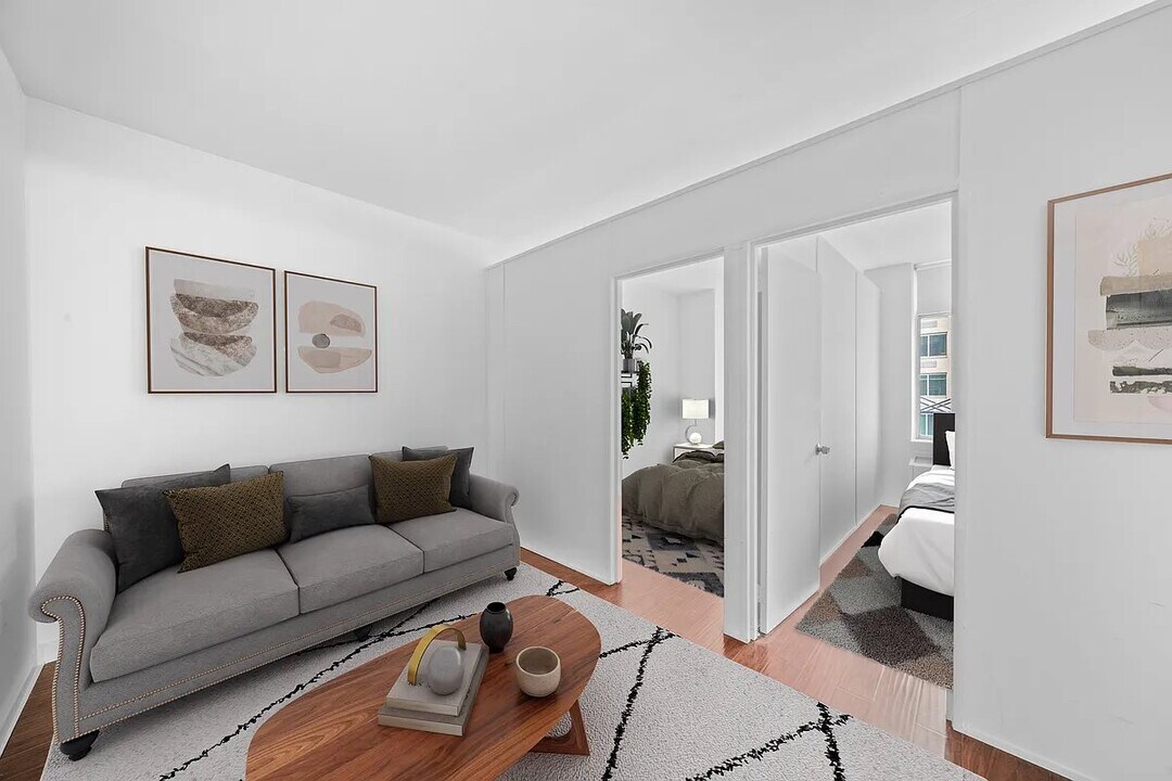 8 Liberty Pl in New York, NY - Building Photo