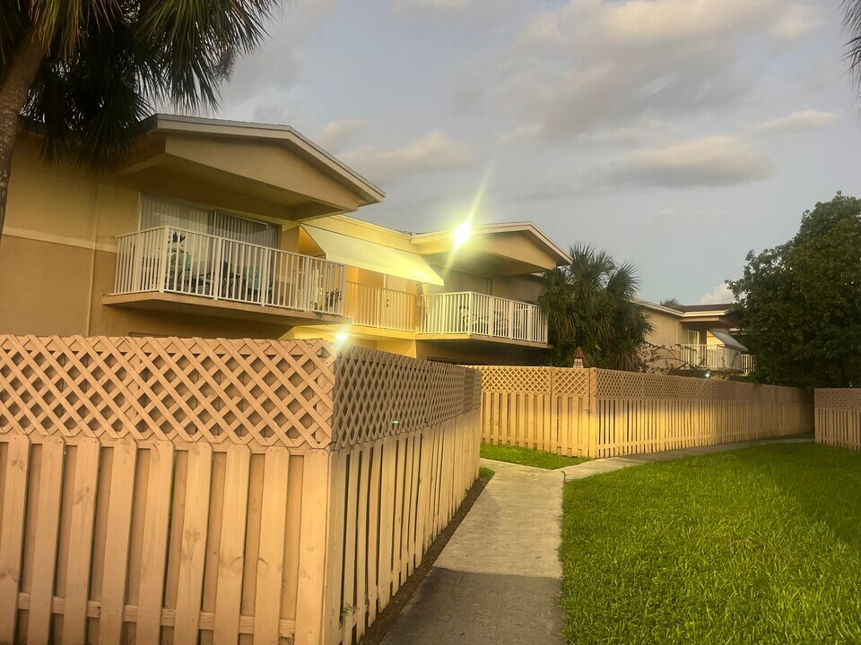 4220 NW 79th Ave, Unit 2B in Doral, FL - Building Photo