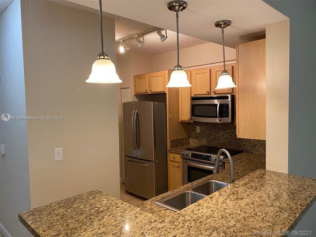 6001 SW 70th St, Unit 410 in South Miami, FL - Building Photo - Building Photo