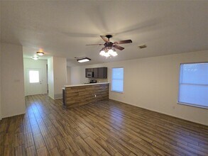 5006 Mill Creek Dr in Baytown, TX - Foto de edificio - Building Photo