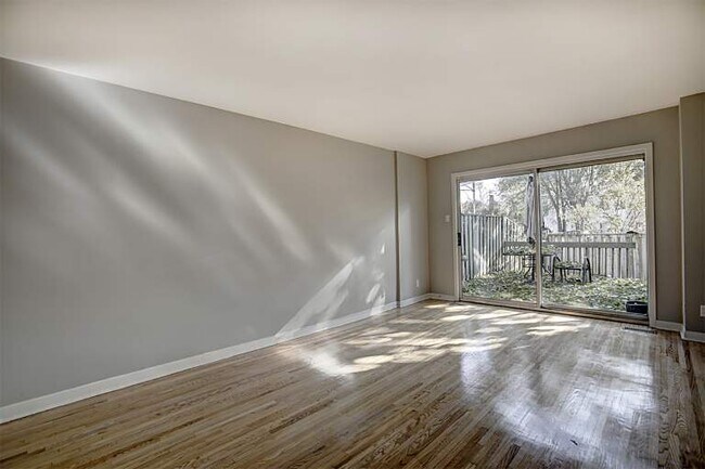 200 & 206 Lakeshore Rd. W in Oakville, ON - Building Photo - Building Photo