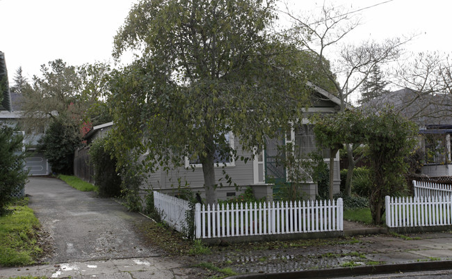 806 6th St in Petaluma, CA - Building Photo - Building Photo