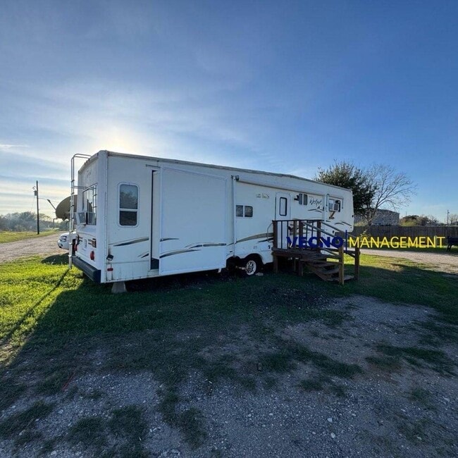 642 10th St in Floresville, TX - Building Photo - Building Photo