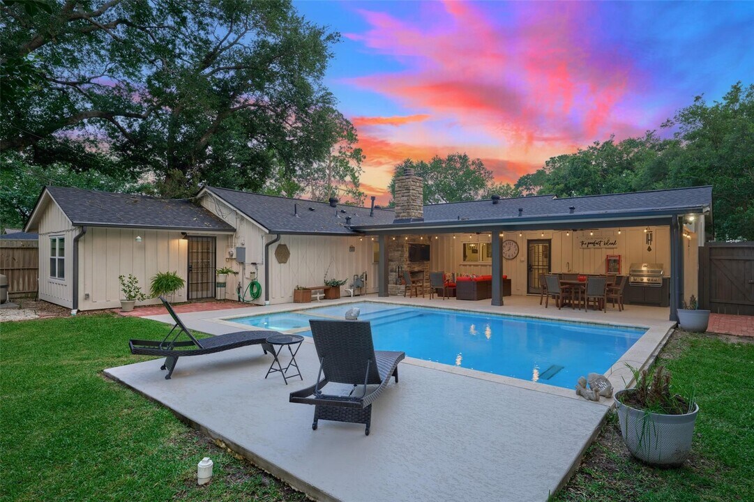 5526 Lincrest Ln in Houston, TX - Building Photo