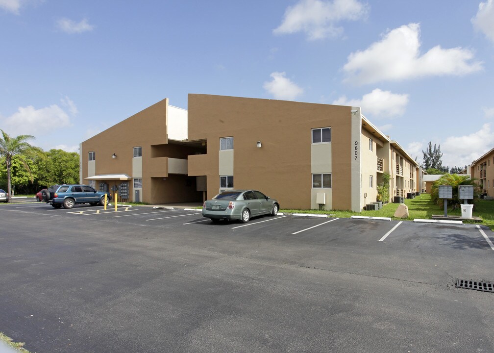 Okeechobee Apartments in Hialeah, FL - Foto de edificio