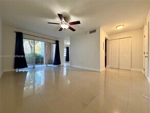 10651 SW 108th Ave, Unit 1D in Miami, FL - Foto de edificio - Building Photo