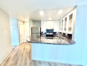 2901 Peninsula Rd in Oxnard, CA - Building Photo - Building Photo