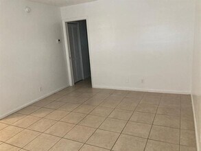 466 Sunshine Dr in Coconut Creek, FL - Foto de edificio - Building Photo