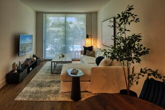 Ascent at Metropolitan Naples in Naples, FL - Foto de edificio - Building Photo