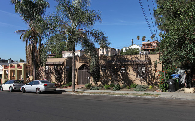 1345-1351 Portia St in Los Angeles, CA - Foto de edificio - Building Photo