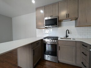 524 W Oakdale Ave, Unit 305 in Chicago, IL - Building Photo - Building Photo