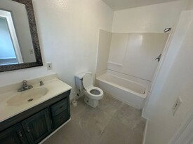 1123 Highland St in Santa Ana, CA - Building Photo - Building Photo