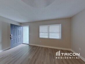 105 Ravenway Dr in Seffner, FL - Building Photo - Building Photo