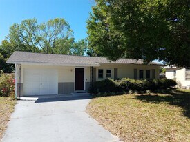3072 Meadow View Ave in Largo, FL - Building Photo