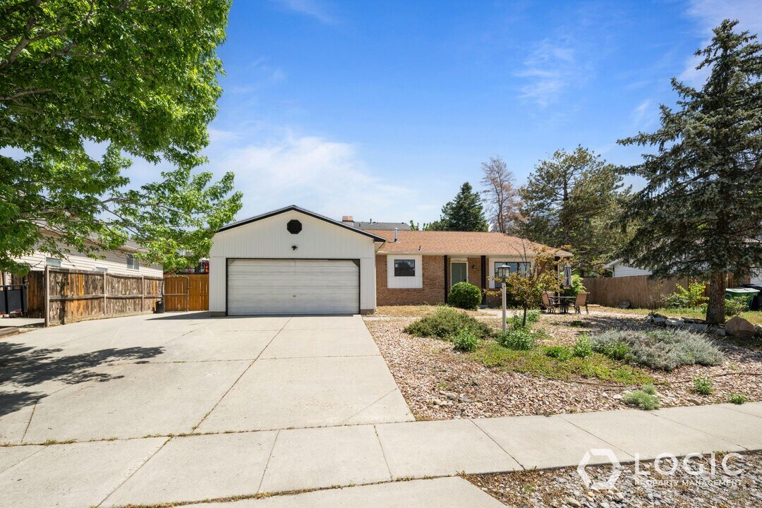 12083 Pineridge Rd in Sandy, UT - Building Photo