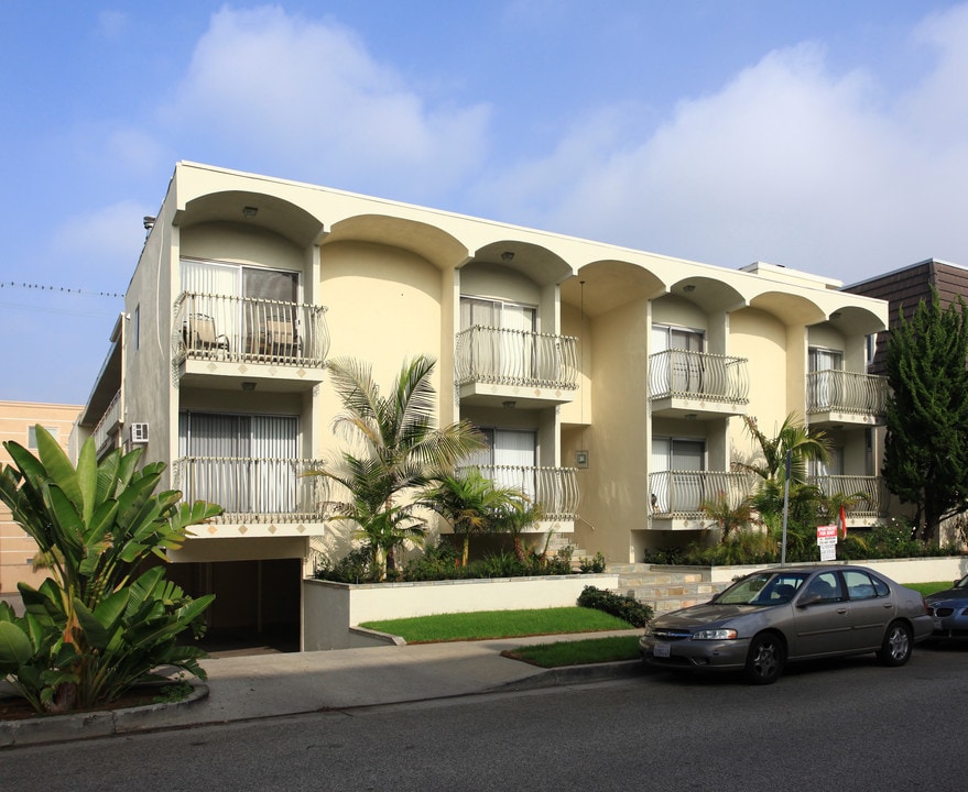 8211 Redlands St in Playa Del Rey, CA - Foto de edificio