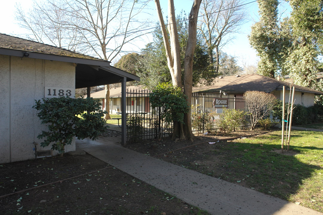 Rogue Apartments in Chico, CA - Foto de edificio