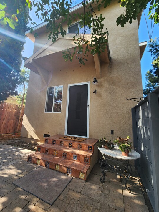 6903 Longridge Ave in North Hollywood, CA - Building Photo