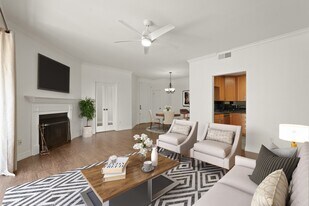 5200 Weslayan St in Houston, TX - Building Photo