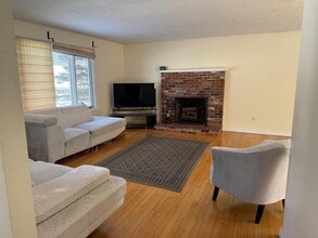 11 Bluegrass Ln in Shrewsbury, MA - Building Photo - Building Photo