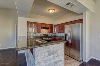 1621 Queen Victoria St, Unit 203 in Las Vegas, NV - Foto de edificio - Building Photo