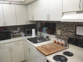 8015 SW 107th Ave in Miami, FL - Building Photo