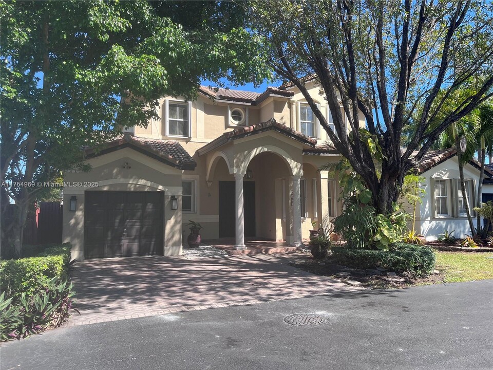 4893 NW 109th Path in Doral, FL - Foto de edificio