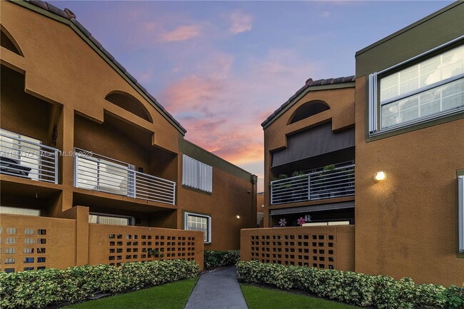 9705 Fontainebleau Blvd in Miami, FL - Building Photo - Building Photo