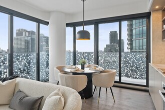 55 Charles St E in Toronto, ON - Building Photo - Building Photo